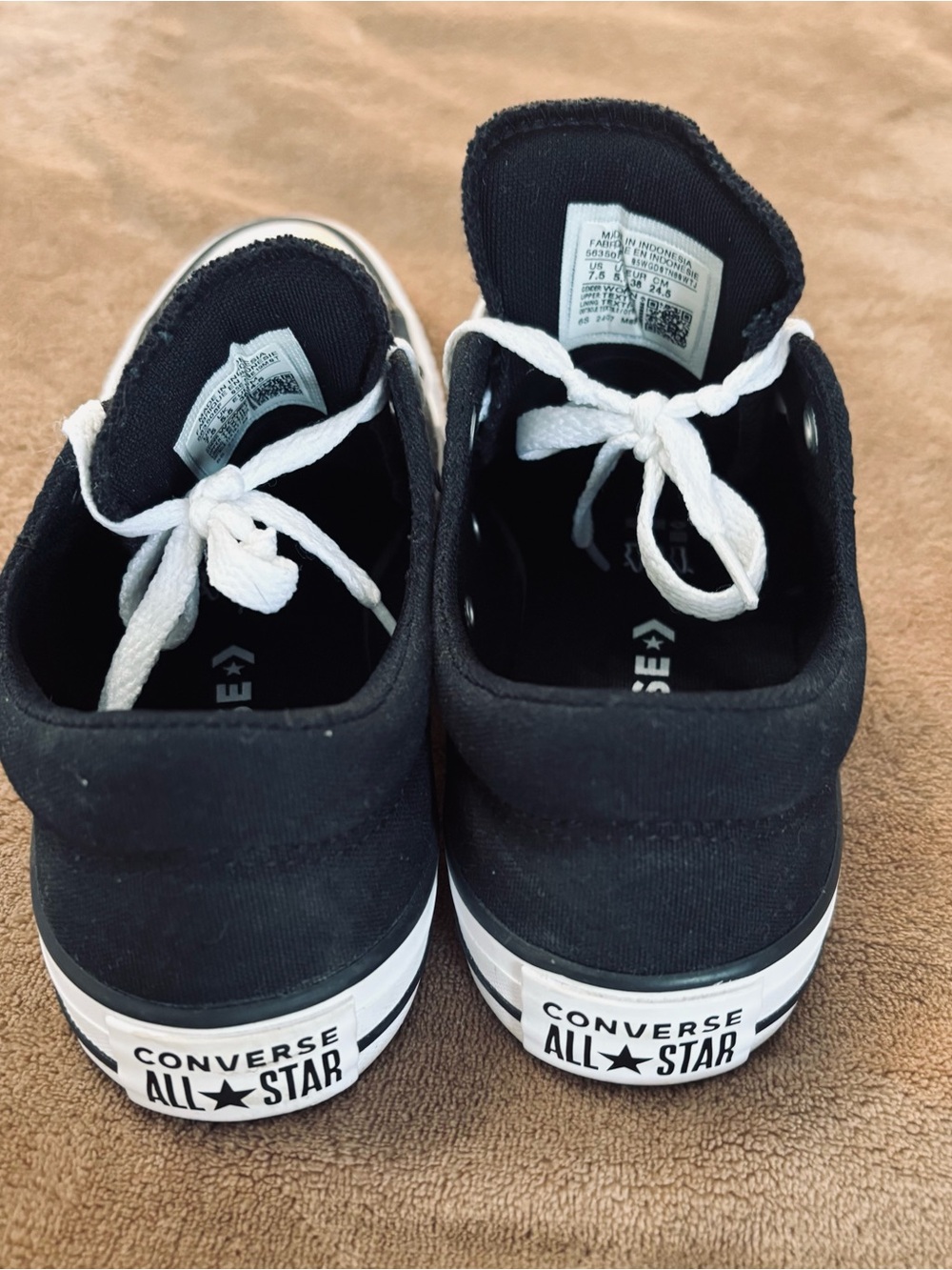 Women’s 7.5 Converse Low Top Sneakers - Black & White - Picture 4 of 5